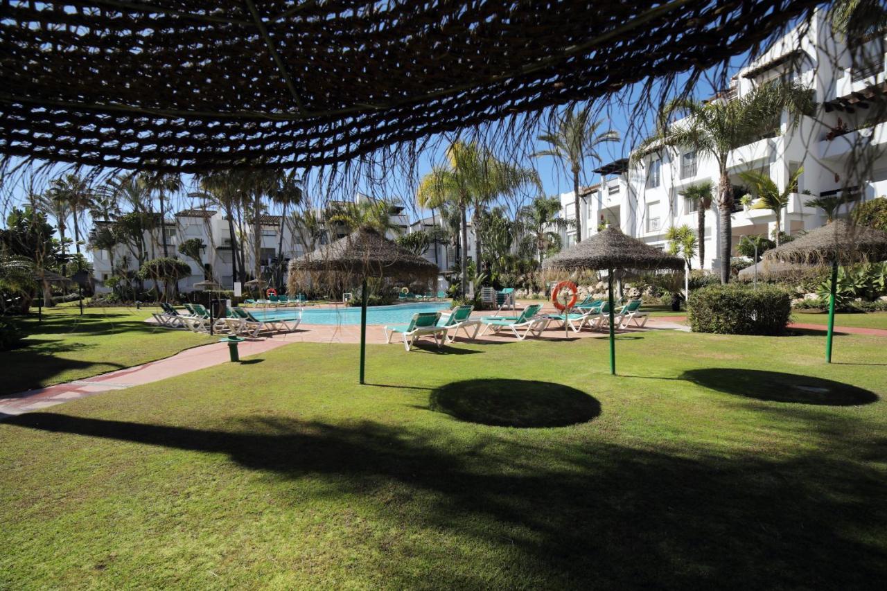 Exceptional Beachfront Complex With Pool In Costalita, Estepona Eksteriør billede