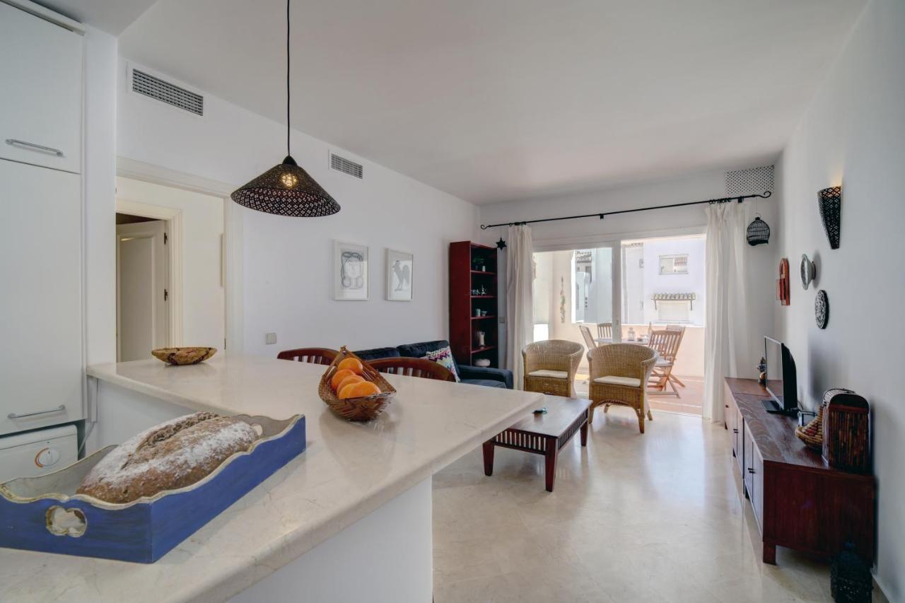 Exceptional Beachfront Complex With Pool In Costalita, Estepona Eksteriør billede