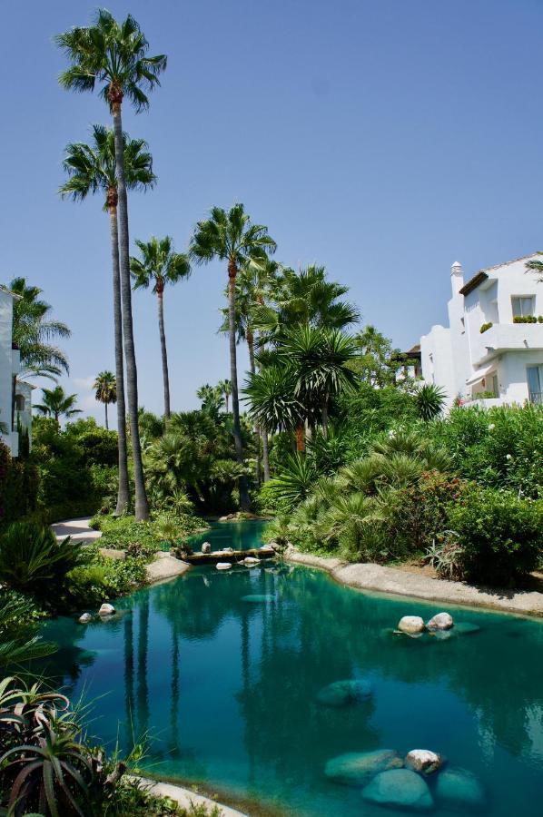 Exceptional Beachfront Complex With Pool In Costalita, Estepona Eksteriør billede