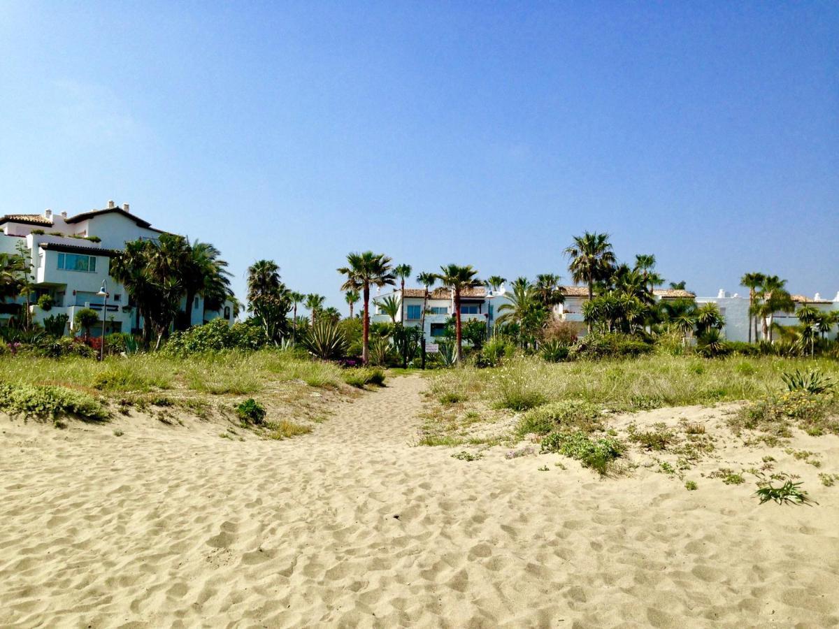 Exceptional Beachfront Complex With Pool In Costalita, Estepona Eksteriør billede
